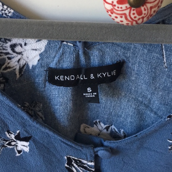 🚫BUNDLED🚫Blue floral crop top - Picture 2 of 3